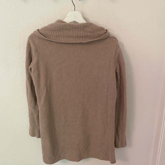 Barefoot dreams tan sweater - Picture 4 of 5